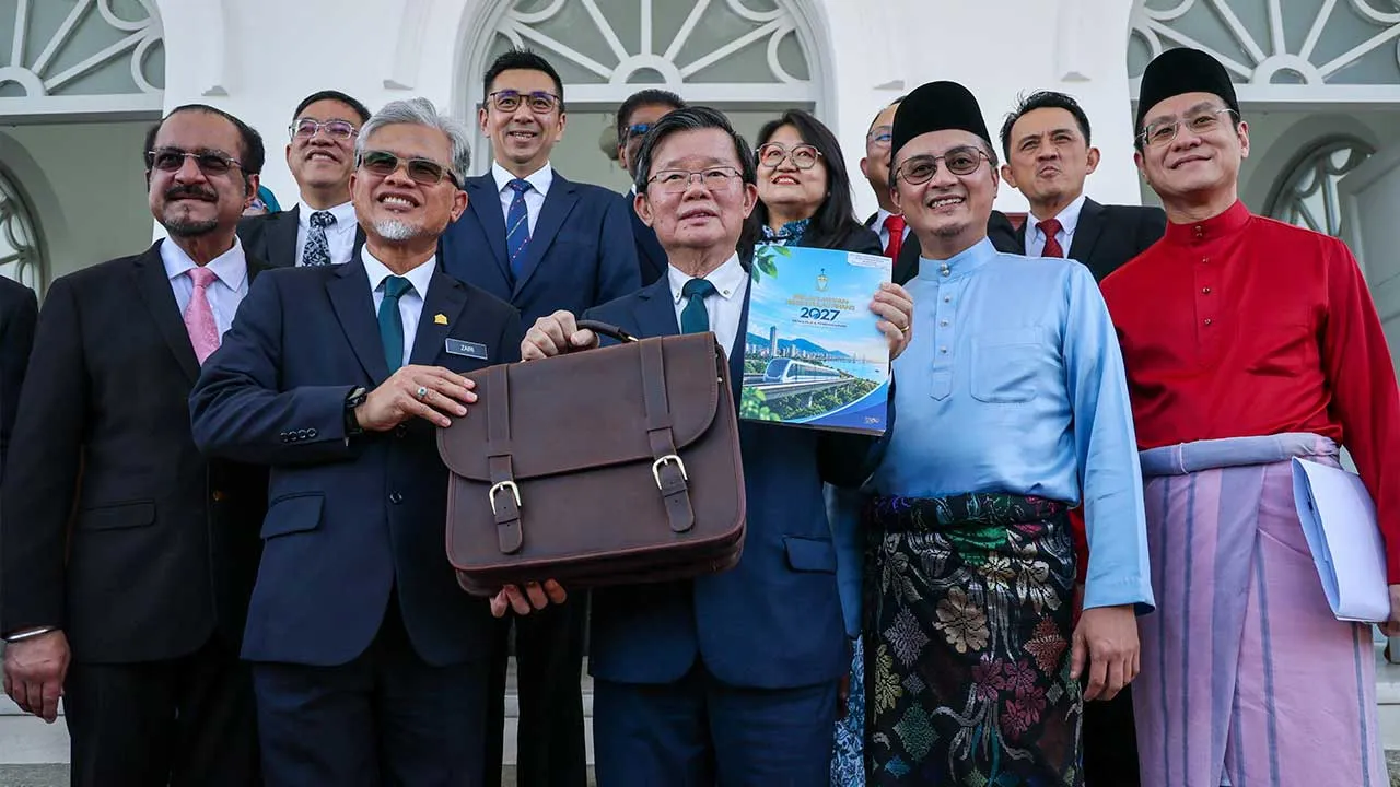 GEORGE TOWN, 30 Okt -- Ketua Menteri Pulau Pinang, Chow Kon Yeow (tengah) bersama Pegawai Kewangan Negeri, Datuk Zairil Mat Ali (dua, kiri) menunjukkan dokumen Belanjawan 2027 sebelum membentangkan laporan itu pada persidangan Dewan Undangan Negeri Pulau Pinang di George Town, hari ini.  -- fotoBERNAMA (2026) HAK CIPTA TERPELIHARA