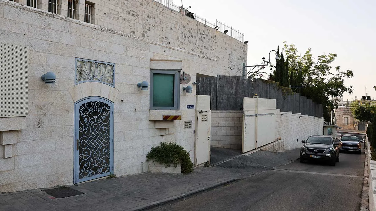 Vehicles approach the British consulate with signage removed near the entrance, on the deadline set by Israel for its closure, following trade sanctions imposed by British Prime Minister Andy Burnham on Israeli settlements in the occupied West Bank, in East Jerusalem, October 8, 2026. REUTERS/Ammar Awad