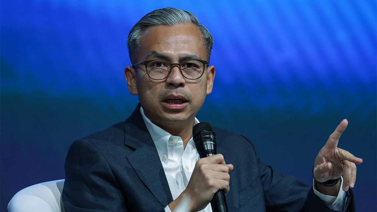 KUALA LUMPUR, 5 Okt - Menteri Komunikasi Datuk Seri Fahmi Fadzil (dua, kiri) berkongsi pandangan pada sesi dialog sempena Majlis Pelancaran Kerangka Kemahiran Masa Hadapan bagi Sektor Komunikasi dan Multimedia (C&M FSF) serta Inisiatif Pembangunan Bakat Strategik di Angkasapuri hari ini.  - fotoBERNAMA (2026) HAK CIPTA TERPELIHARA