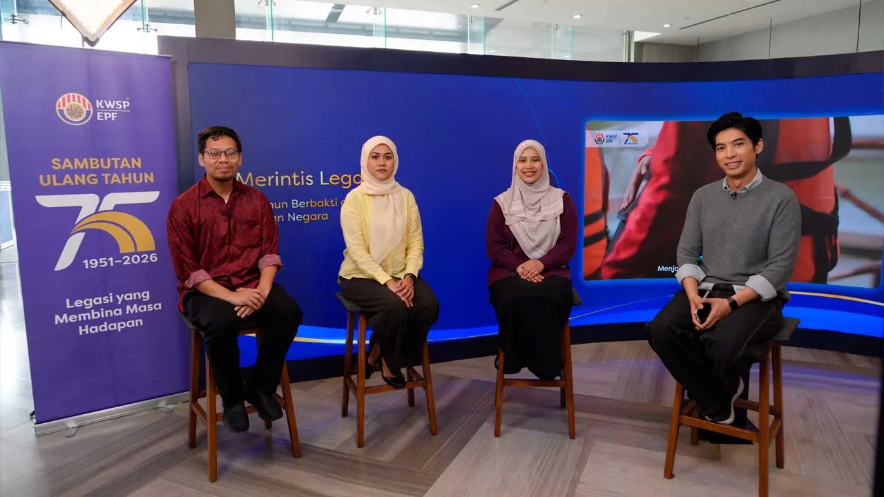 Caption: (Dari kiri) Setiausaha Agung Majlis Belia Malaysia (MBM), Ahmad Farhan Rosli; Pengarah Penyelidikan PNB Research Institute, Farhana Roslan; Timbalan Pengurus Jabatan Polisi dan Strategi KWSP, Atika Nurulfatin Omar; dan wartawan Astro AWANI, Irfan Faruqi ketika sesi Dialog Anak Muda di Menara KWSP, Kwasa Damansara.
