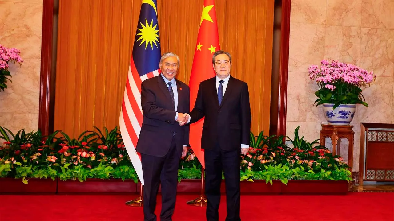 Alhamdulillah, hari ini saya telah mengadakan pertemuan dua hala bersama rakan sejawat saya, TYT Ding Xuexiang, Naib Perdana Menteri Republik Rakyat China di Beijing bagi membincangkan beberapa perkara dalam memperkukuh hubungan strategik Malaysia dan China. Antara perkara utama yang kami bincangkan ialah usaha memperluas pemindahan teknologi dan kepakaran dari China ke Malaysia, termasuk dalam industri berteknologi tinggi, pembangunan ECRL serta teknologi kenderaan elektrik (EV).