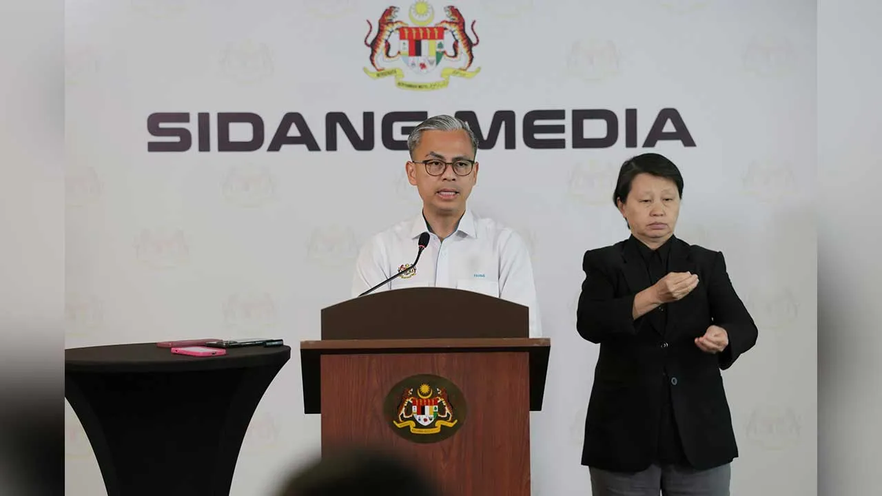 PUTRAJAYA, 23 Okt -- Menteri Komunikasi merangkap Jurucakap Kerajaan Perpaduan Datuk Fahmi Fadzil bercakap pada sidang media mingguan Kabinet di Menara Komunikasi hari ini.  --fotoBERNAMA (2026) HAK CIPTA TERPELIHARA