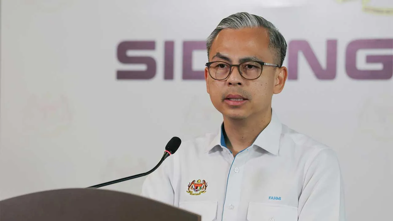 PUTRAJAYA, 23 Okt -- Menteri Komunikasi merangkap Jurucakap Kerajaan Perpaduan Datuk Fahmi Fadzil bercakap pada sidang media mingguan Kabinet di Menara Komunikasi hari ini.  --fotoBERNAMA (2026) HAK CIPTA TERPELIHARA