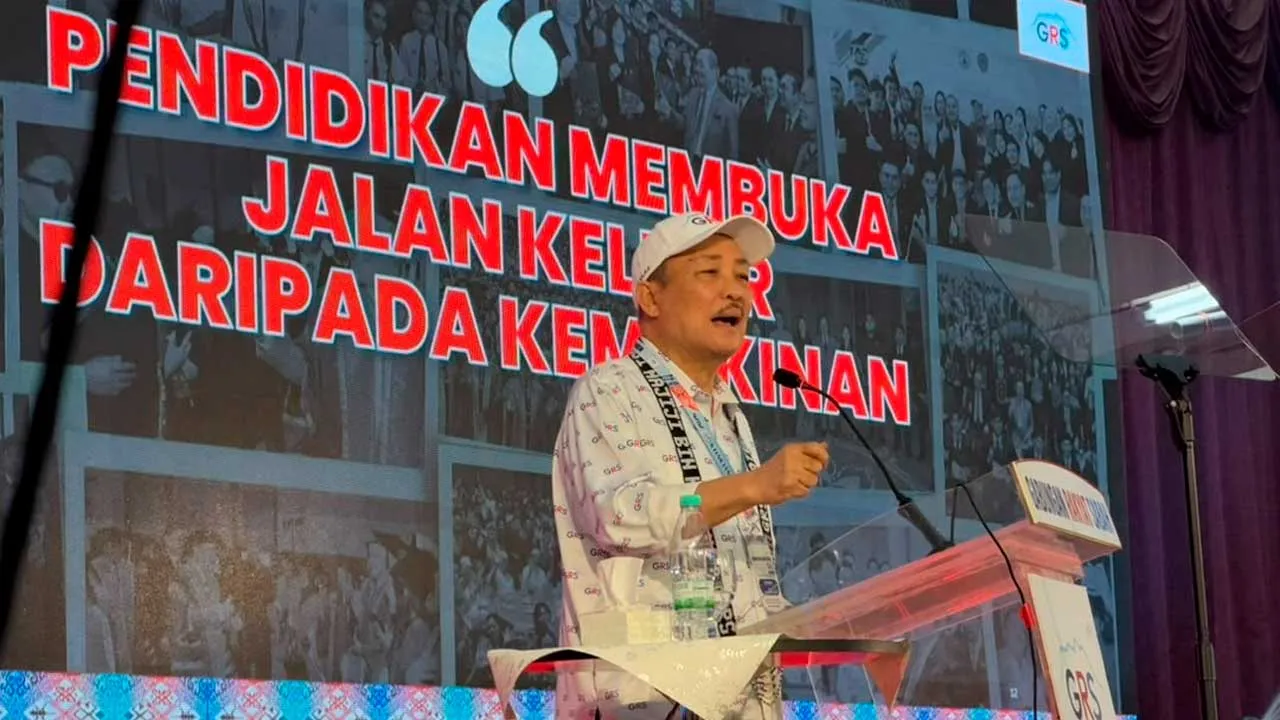 Ketua Menteri Sabah yang juga Pengerusi GRS Datuk Seri Hajiji Noor berucap pada konvensyen GRS di Kota Kinabalu hari ini. Foto awani
