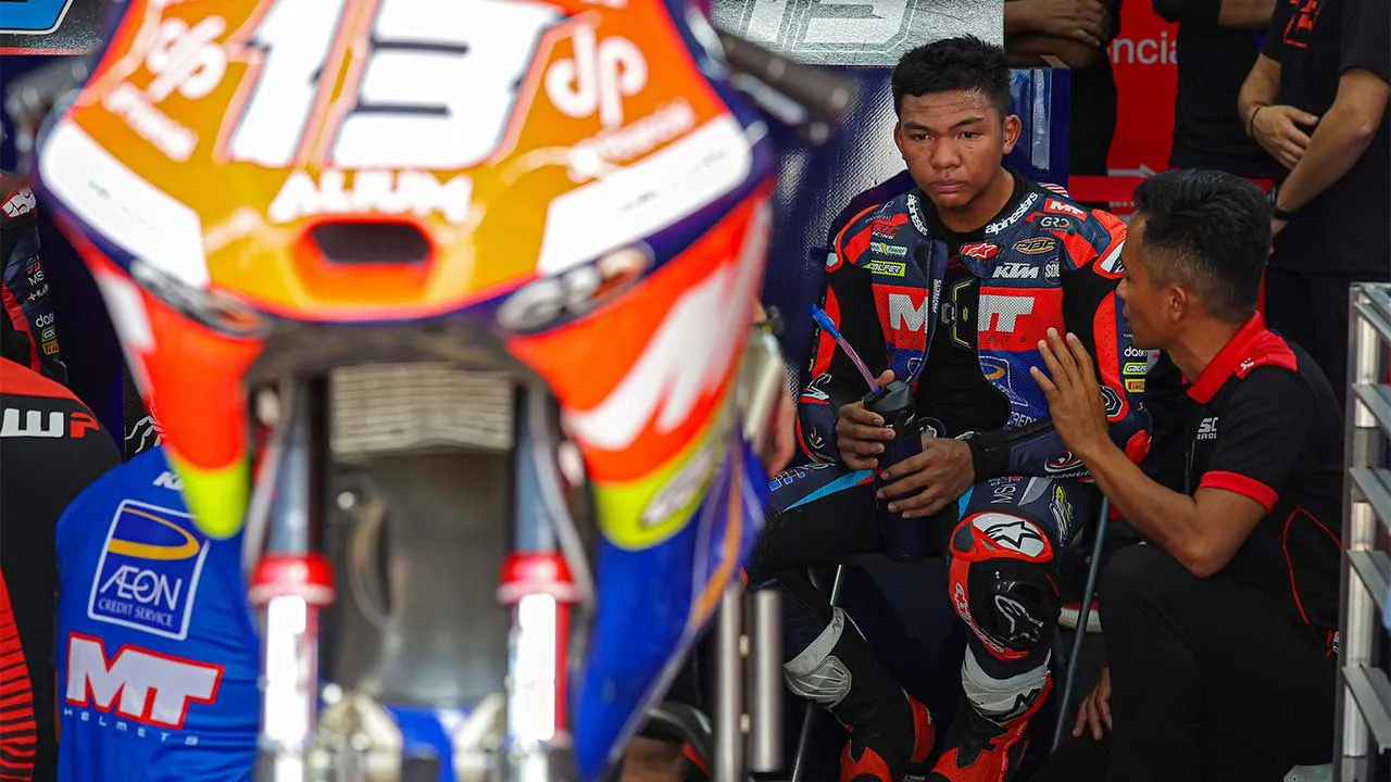 SEPANG, 30 Okt -- Pelumba Moto3 negara Muhammad Hakim Danish Ramli (kiri) yang mewakili pasukan AEON Credit-MT Helmets-MSi bersama pengurus pasukan SIC Racing Zulfahmi Khairuddin semasa sesi latihan menjelang perlumbaan Grand Prix Motosikal (MotoGP) Malaysia 2026 di Litar Antarabangsa Sepang (SIC) hari ini.  -- fotoBERNAMA (2026) HAK CIPTA TERPELIHARA