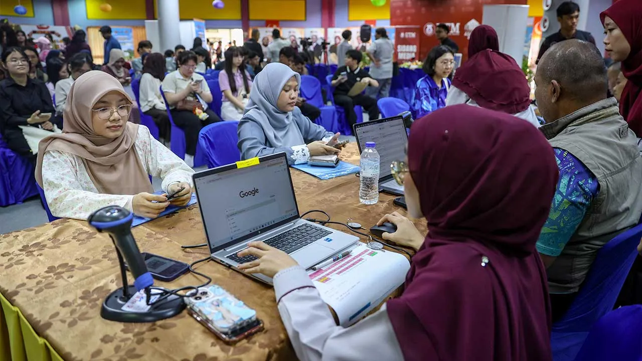 JOHOR BAHRU, 4 Okt - Universiti Teknologi Malaysia (UTM) menyambut seramai 4,506 pelajar baharu peringkat Sarjana Muda Sepenuh Masa bagi sesi akademik 2026/2027, dengan penekanan terhadap pembangunan mahasiswa yang bukan sahaja cemerlang dalam ilmu dan kemahiran, tetapi turut memiliki adab, integriti dan tanggungjawab. - fotoBERNAMA (2026) HAK CIPTA TERPELIHARA