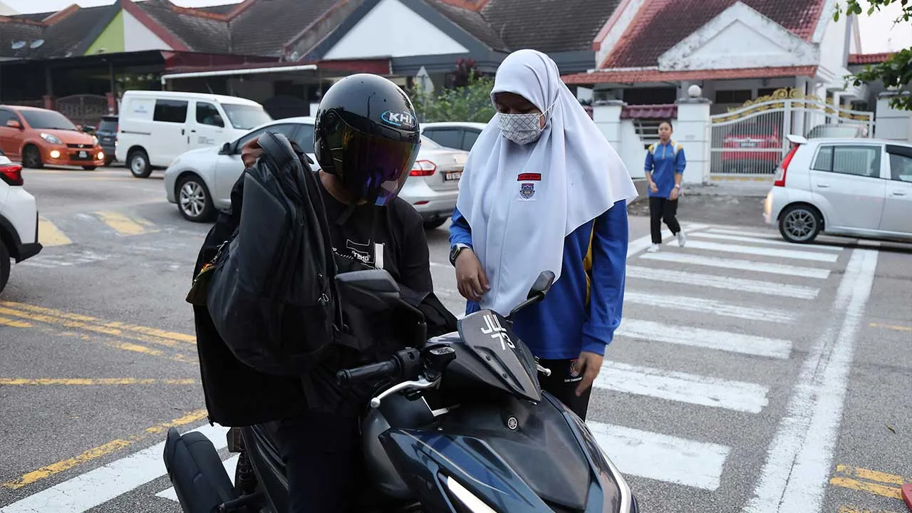 JOHOR BAHRU, 19 Okt -- Pelajar kembali bersekolah dengan memakai pelitup muka susulan keadaan jerebu yang tidak menentu ketika tinjauan hari ini.  Menurut portal Sistem Pengurusan Indeks Pencemar Udara Malaysia (APIMS) Jabatan Alam Sekitar (JAS), tujuh kawasan di Johor turut mencatatkan bacaan IPU tidak sihat, iaitu Tangkak (164), Pasir Gudang (162), Batu Pahat (158), Kota Tinggi (157), Kluang (153), Larkin (153) dan Pengerang (132).  --fotoBERNAMA (2026) HAK CIPTA TERPELIHARA