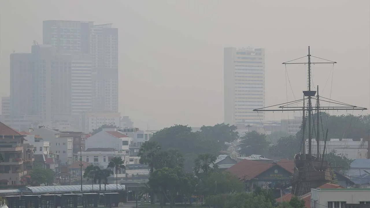 MELAKA, 7 Okt - Pemandangan kabur dan penglihatan terjejas di sekitar Banda Hilir susulan jerebu yang melanda ketika tinjauan hari ini. Menurut data portal Sistem Pengurusan Indeks Pencemaran Udara Malaysia (APIMS), bacaan Indeks Pencemaran Udara (IPU) di kawasan Bandaraya Melaka (174), Alor Gajah (174) dan Bukit Rambai (175) setakat 9 pagi ini yang mencatatkan pada tahap tidak sihat. "fotoBERNAMA (2026) HAK CIPTA TERPELIHARA