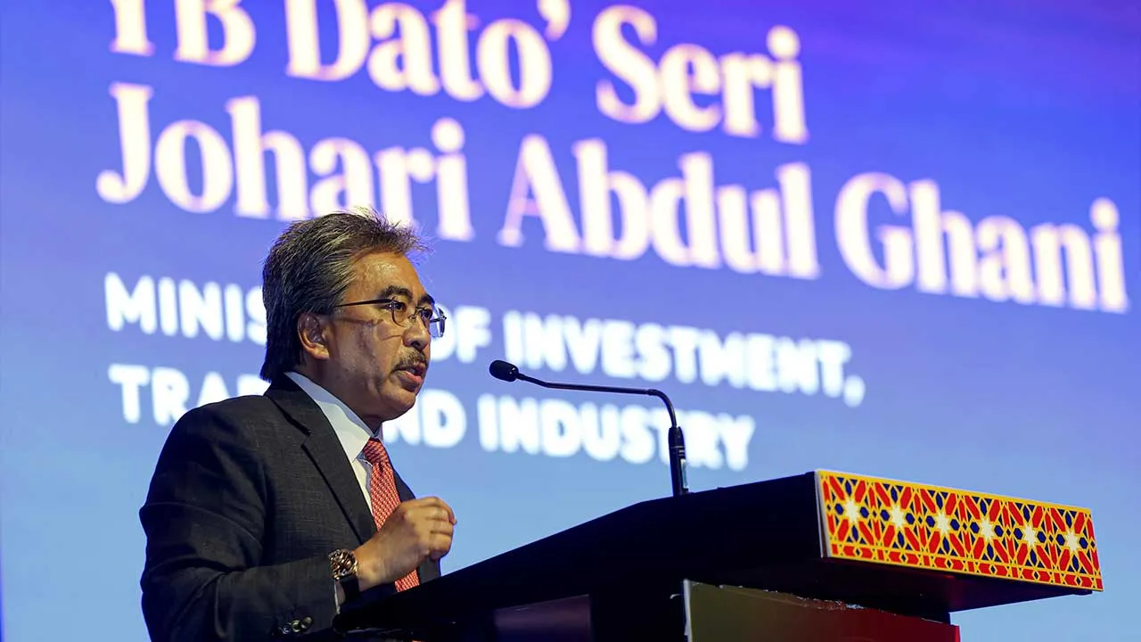 KUALA LUMPUR, Oct 13 - Investment, Trade and Industry Minister Datuk Seri Johari Abdul Ghani delivers his speech at EU-Malaysia Business Day 2026: Selangor in Focus at the Kuala Lumpur Convention Centre today.  - fotoBERNAMA (2026) COPYRIGHT RESERVED