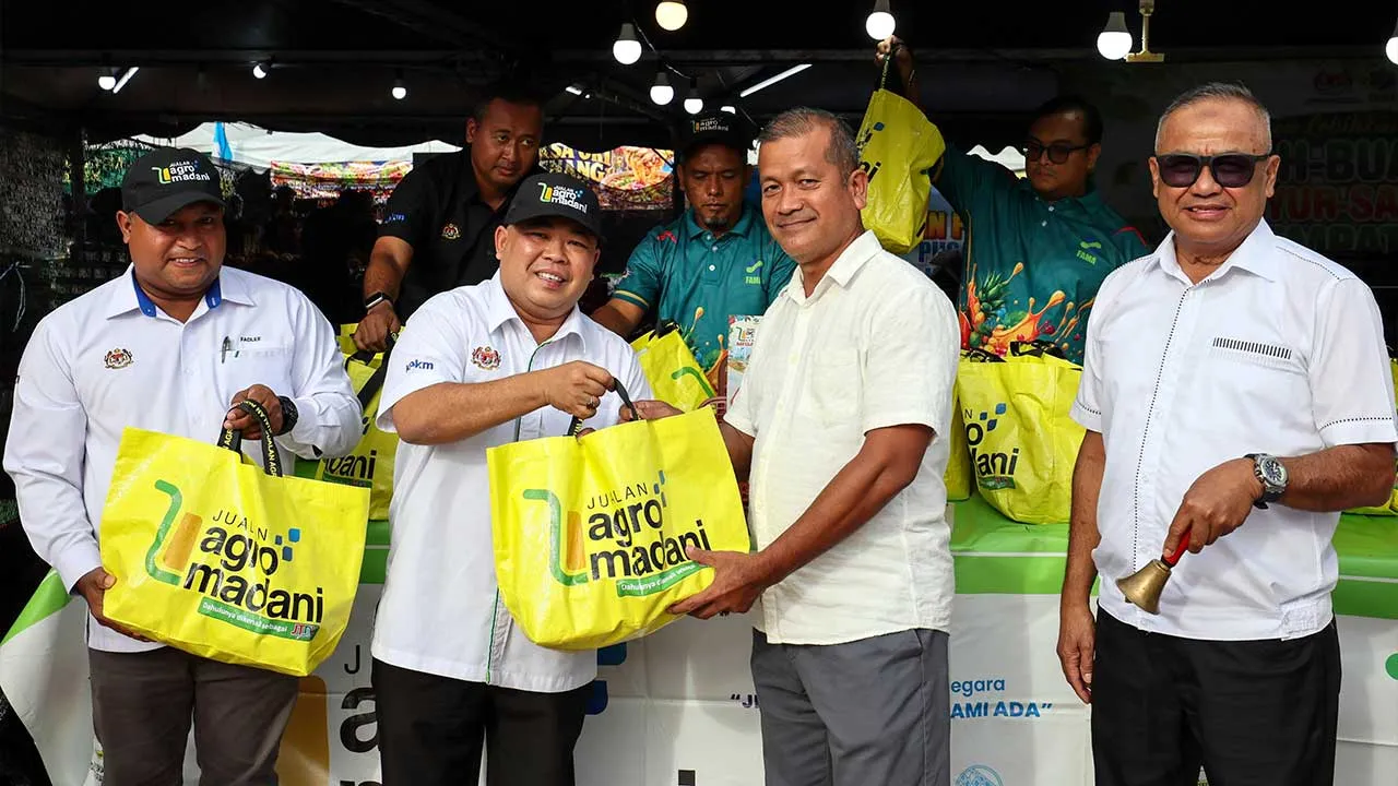 KUALA TERENGGANU, 24 Okt -- Ketua Pengarah Lembaga Pemasaran Pertanian Persekutuan (FAMA) Faisal Iswandi Ismail (dua, kiri) menyerahkan bakul jualan yang ditawarkan pada harga promosi RM5 kepada seorang pelanggan sempena program Jualan Agro MADANI Mega Terengganu 2026 di Dataran Shahbandar, hari ini.  -- fotoBERNAMA (2026) HAK CIPTA TERPELIHARA