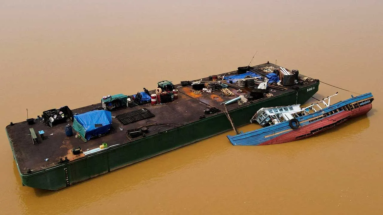 A drone view shows a partially submerged tugboat alongside a barge on the Kapuas River as water levels recede amid a prolonged El Nino-induced drought in Sanggau Regency, West Kalimantan province, Indonesia, September 30, 2026. REUTERS/Soepriyadi Gunawan