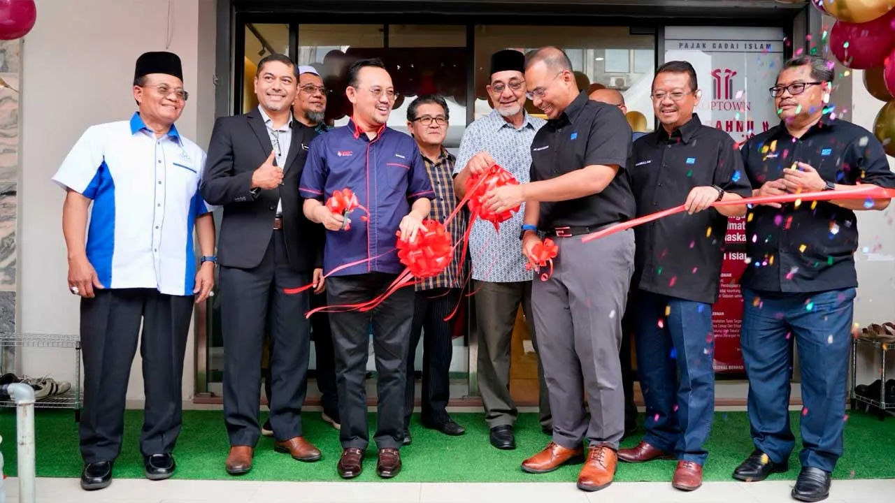 merasmikan pembukaan cawangan kedua KopTown Ar-Rahnu milik Koperasi Tenaga Nasional Berhad (Koperasi TNB) di TTDI Jaya, di sini, pada isnin 12 Oktober 2026.