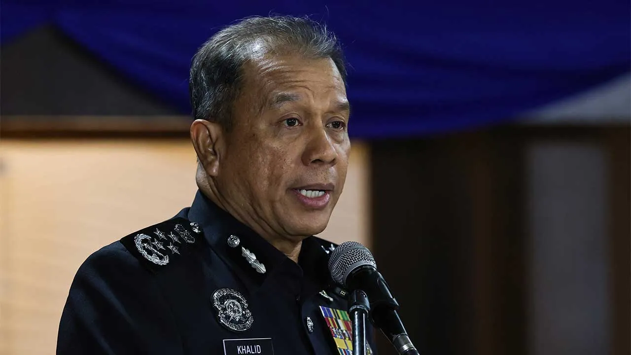 KUALA LUMPUR, 5 Okt -- Ketua Polis Negara Tan Sri Mohd Khalid Ismail berucap pada Majlis Pelancaran Buku Jururunding Polis Diraja Malaysia (PDRM) di Mes Pegawai Kanan Bukit Aman hari ini.  -- fotoBERNAMA (2026) HAK CIPTA TERPELIHARA