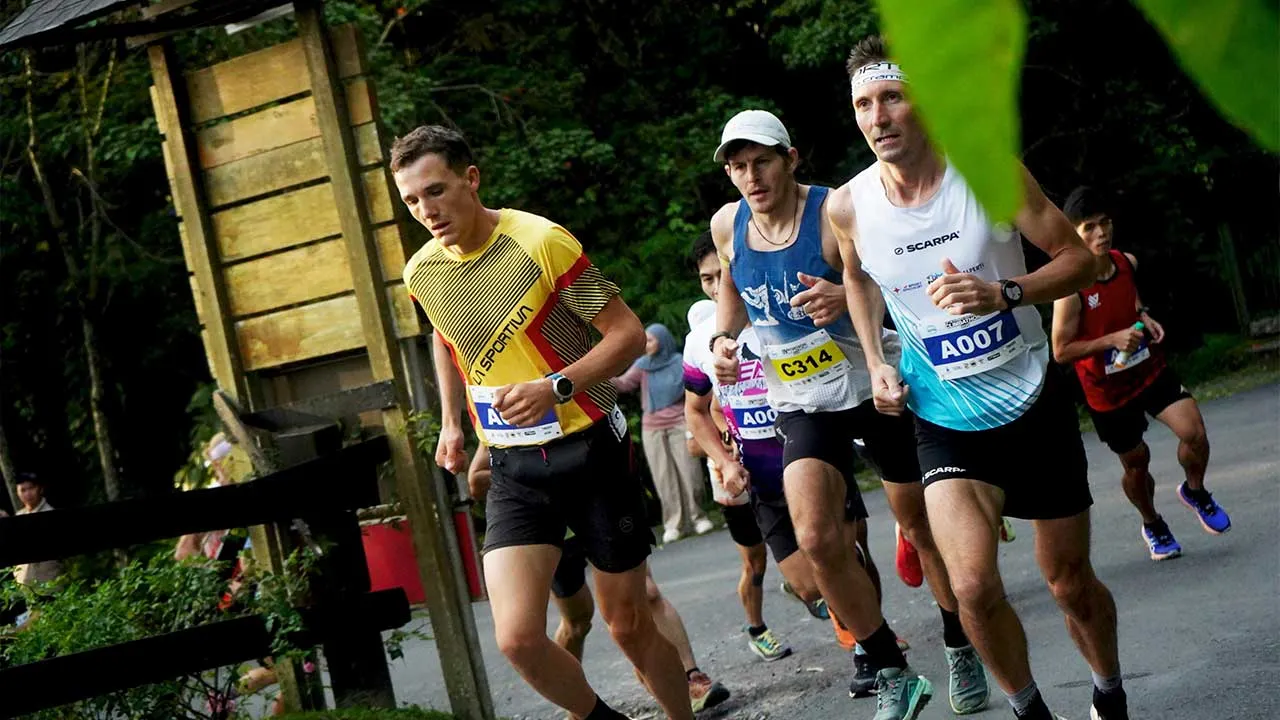 RANAU, 18 Okt -- Seramai 253 peserta termasuk pelari dari 26 negara luar memulakan larian dalam acara Mount Kinabalu International Climbathon ke-33 di Taman Kinabalu hari ini.  --fotoBERNAMA (2026) HAK CIPTA TERPELIHARA