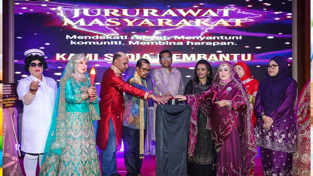 PETALING JAYA, 31 Okt -- Ahli Dewan Negara Senator Dr RA Lingeshwaran (tengah) bersama Pengerusi Majlis Bersama Kebangsaan (MBK) Perkhidmatan Awam Datuk Dr Adnan Mat (empat, kiri) menyempurnakan gimik perasmian Majlis Makan Malam Legasi Jururawat Masyarakat 2026 di sebuah hotel malam ini.  Turut serta, Pengarah Bahagian Kejururawatan Kementerian Kesihatan (KKM) N Gowry (empat, kanan) dan Presiden Kesatuan Bidan-Bidan dan Jururawat Masyarakat Kerajaan Semenanjung Malaysia Nurul Janah Md Yusof (tiga, kanan).