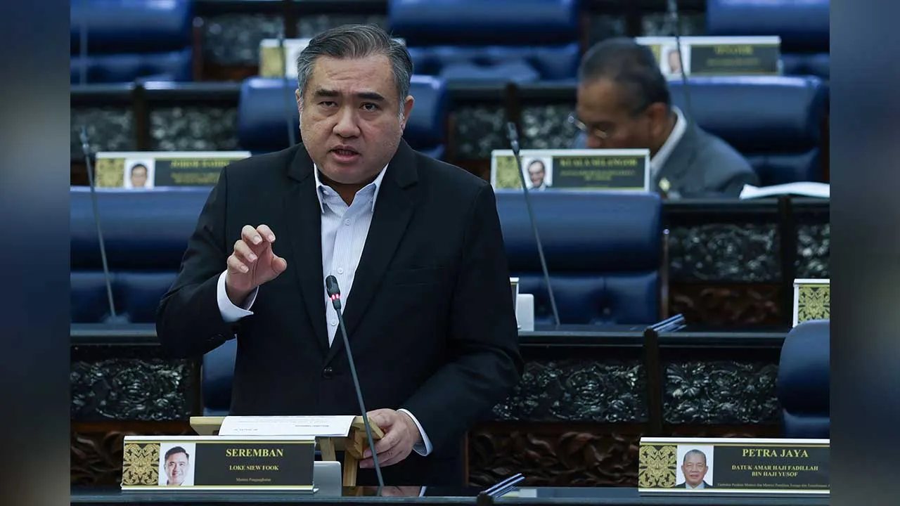 KUALA LUMPUR, 27 Okt -- Menteri Pengangkutan Anthony Loke ketika sesi Pertanyaan-Pertanyaan Bagi Jawab Lisan sempena Mesyuarat Ketiga, Penggal Kelima, Parlimen ke-15 di Bangunan Parlimen hari ini.  -- fotoBERNAMA (2026) HAK CIPTA TERPELIHARA