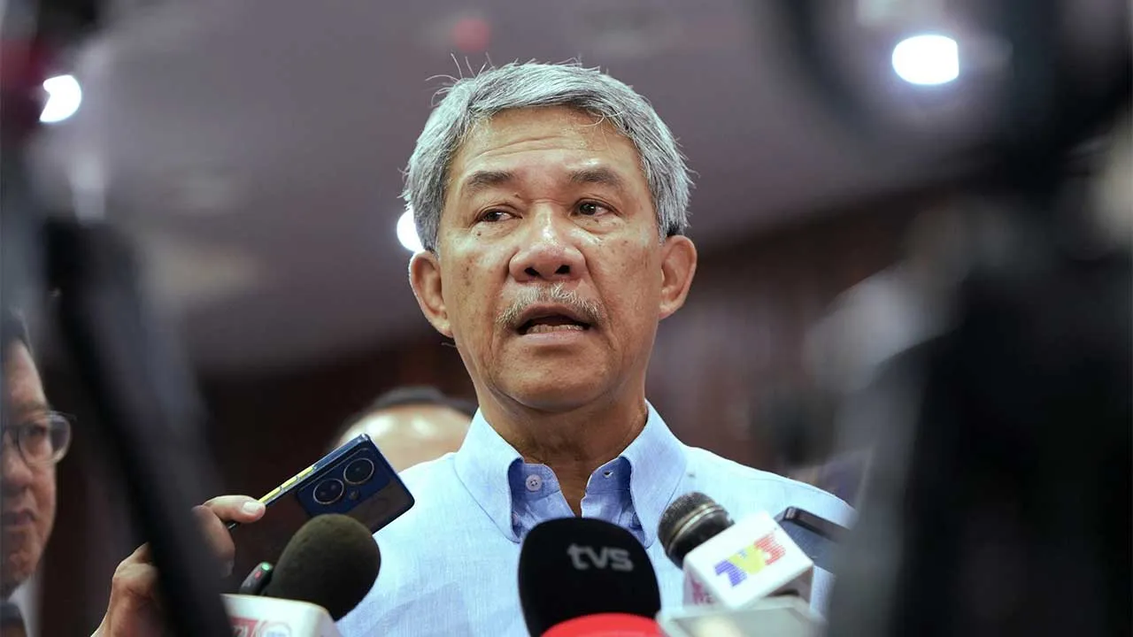 SEREMBAN, 24 Okt -- Menteri Luar merangkap Ahli Parlimen Rembau Datuk Seri Mohamad Hasan ketika ditemui pemberita selepas menyampaikan sumbangan perayaan Deepavali di Dewan Orang Ramai Rantau, hari ini.  --fotoBERNAMA (2026) HAK CIPTA TERPELIHARA