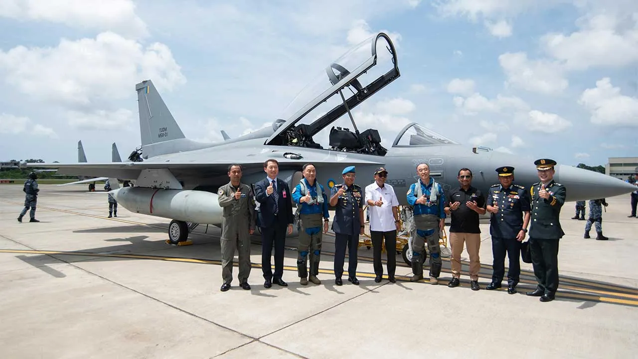 LABUAN, 30 Okt -- Menteri Pertahanan Datuk Seri Mohamed Khaled Nordin (lima, kiri) bergambar selepas menyaksikan ketibaan pesawat pejuang ringan FA-50M pertama Tentera Udara Diraja Malaysia (TUDM) dari Korea Selatan yang singgah transit di Pangkalan Udara Labuan hari ini.  --fotoBERNAMA (2026) HAK CIPTA TERPELIHARA