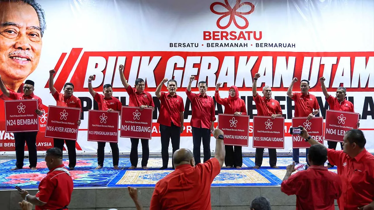 MELAKA, 29 Okt -- Naib Presiden Parti Pribumi Bersatu Malaysia (Bersatu) yang juga Pengerusi Badan Pimpinan Bersatu Negeri Melaka Datuk Dr Mohd Radzi Md Jidin (lima, kiri) bersama lapan calon Bersatu pada majlis Pengumuman Calon Bersatu bagi Pilihan Raya Negeri (PRN) Melaka ke-16 di Baitul Tariq, Klebang hari ini.  Turut hadir, Setiausaha Agung Bersatu yang juga Pengarah Pilihan Raya Bersatu Datuk Seri Mohamed Azmin Ali (lima, kanan).  -- fotoBERNAMA (2026) HAK CIPTA TERPELIHARA