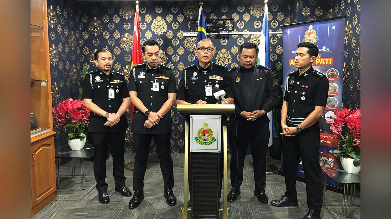 SHAH ALAM, 30 Okt -- Pemangku Pengarah Jabatan Imigresen Malaysia (JIM) Selangor Mohmad Khusairi Kamarudin (tengah) bercakap pada sidang media mengenai kejayaan penghantaran pulang 83,787 warga asing menerusi Program Repatriasi Migran (PRM) 2.0 bagi tempoh Mei 2025 hingga 30 Sept lepas di Ibu Pejabat JIM Selangor hari ini.  -- fotoBERNAMA (2026) HAK CIPTA TERPELIHARA