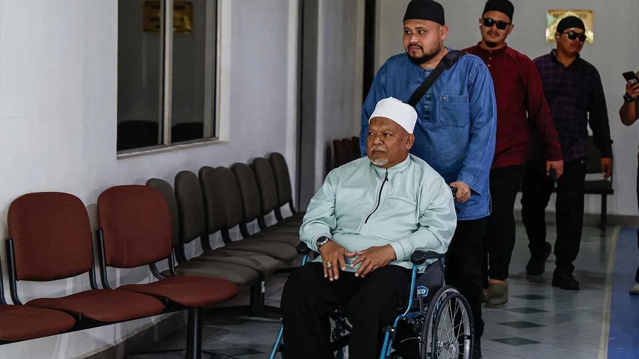 SHAH ALAM, 5 Okt - Ketua Pegawai Eksekutif GISBH Nasiruddin Mohd Ali, 67, (berkerusi roda) hadir Mahkamah Sesyen Shah Alam hari ini bagi mendengar keputusan representasi Ketua Pegawai Eksekutif dan tiga akauntan GISB Holdings Sdn Bhd (GISBH) atas 331 pertuduhan pengubahan wang haram lebih RM38.1 juta. - fotoBERNAMA (2026) HAK CIPTA TERPELIHARA