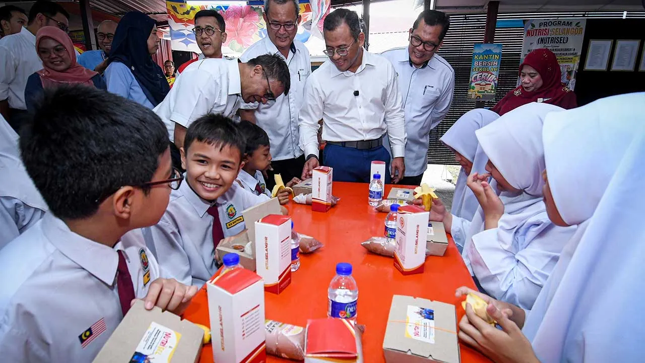 KUALA LANGAT, 5 Okt - Menteri Besar Selangor Datuk Seri Amirudin Shari (tengah) menyantuni murid-murid selepas Simbolik Penyerahan Program Nutrisi Selangor (NUTRISEL) di Sekolah Kebangsaan Telok Panglima Garang, Kuala Langat hari ini. - fotoBERNAMA (2026) HAK CIPTA TERPELIHARA