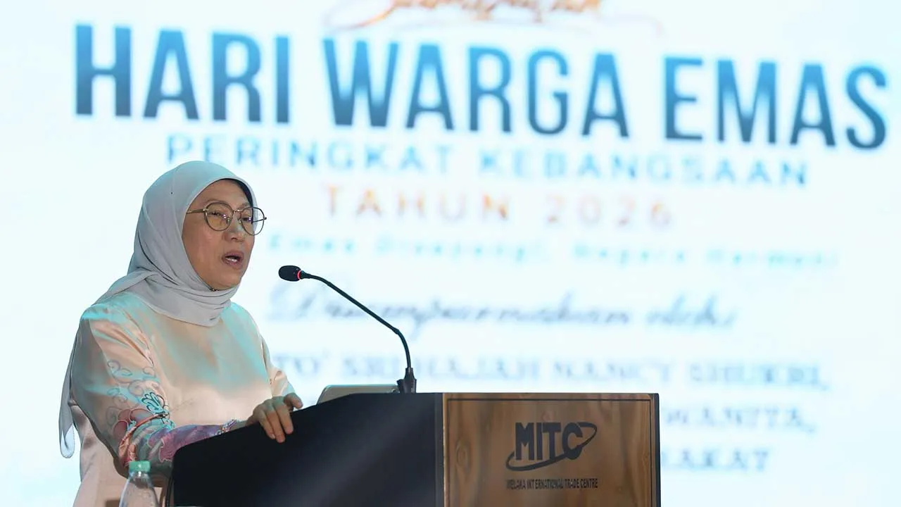 MELAKA, 3 Okt - Menteri Pembangunan Wanita, Keluarga dan Masyarakat Datuk Seri Nancy Shukri semasa menyampaikan ucapan pada Sambutan Hari Warga Emas Peringkat Kebangsaan Tahun 2026 di Pusat Dagangan Antarabangsa Melaka (MITC), Ayer Keroh hari ini. - fotoBERNAMA (2026) HAK CIPTA TERPELIHARA