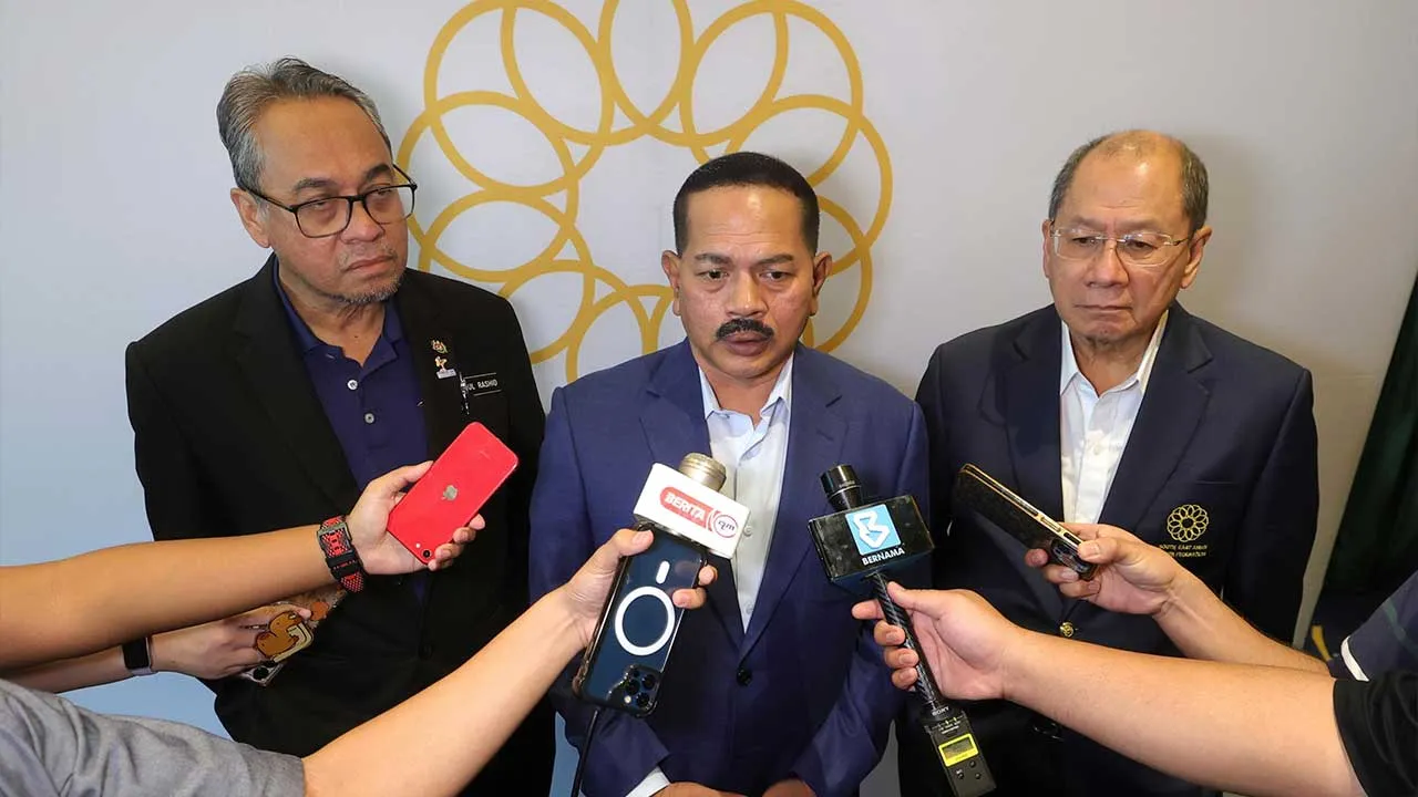 KUALA LUMPUR, 30 Okt -- Timbalan Presiden Majlis Olimpik Malaysia (MOM) merangkap Timbalan Presiden Persekutuan Sukan Asia Tenggara (SEAGF) Datuk Wira Dr Nur Azmi Ahmad (tengah) bercakap pada sidang media selepas Mesyuarat SEAGF Bil. 3 bagi penggal 2025 "2027 hari ini.  Hadir sama Ketua Pegawai Eksekutif Sekretariat Penganjur Sukan SEA Malaysia (MASOC) Datuk Abdul Rashid Yaakub (kiri) dan Setiausaha Kehormat SEAGF Datuk Mohd Nasir Ali.  -- fotoBERNAMA (2026) HAK CIPTA TERPELIHARA