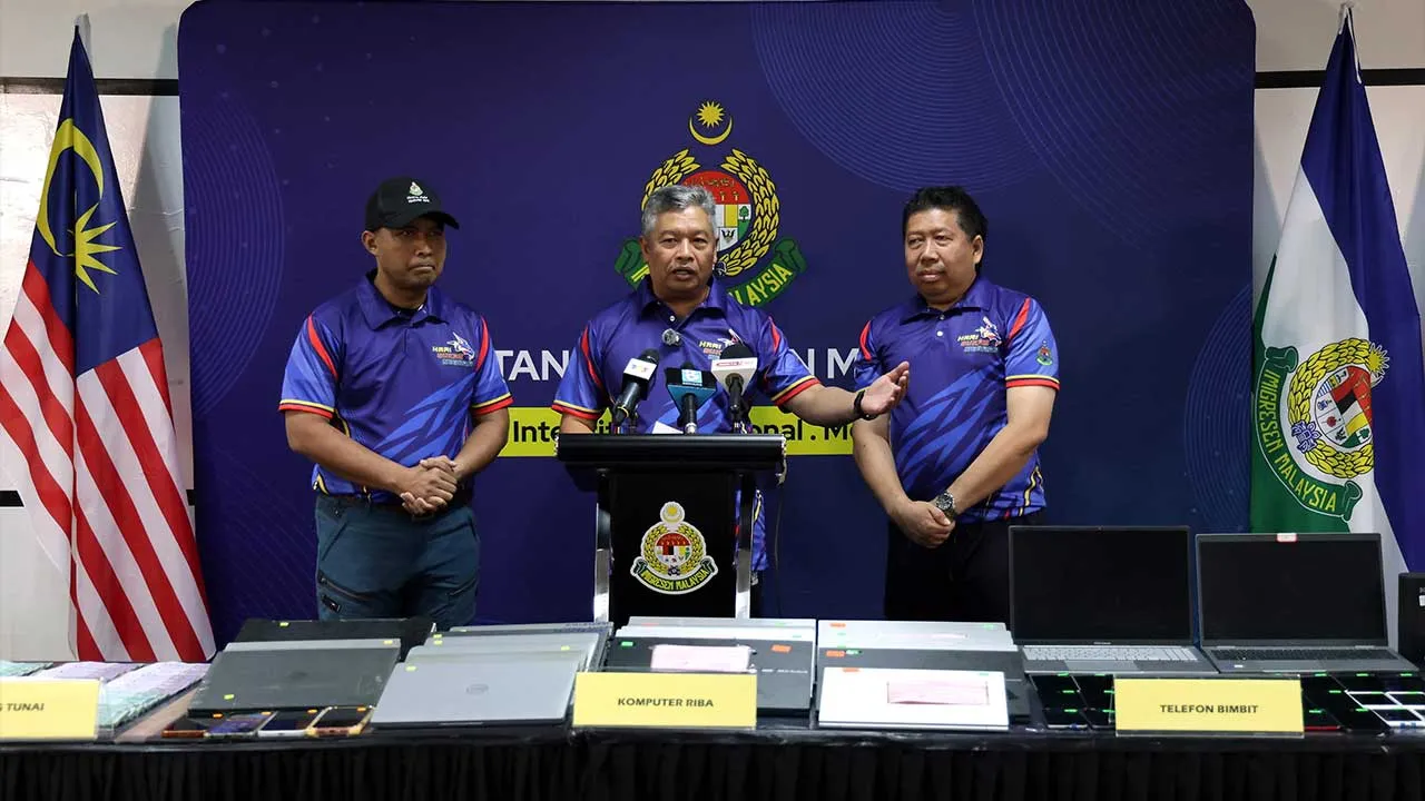 PUTRAJAYA, 29 Okt -- Ketua Pengarah Jabatan Imigresen (JIM) Datuk Zakaria Shaaban (tengah) ketika sidang media mengenai Operasi Khas "Online scammer' Cawangan Tindakan Khas (JIM) hari ini.  Turut kelihatan, Pengarah Bahagian Penguatkuasaan (JIM) Datuk Basri Othman (kanan) dan Timbalan Ketua Pengarah Operasi (JIM) Datuk Lokman Effendi Ramli (kanan).  JIM menahan 64 warga asing yang disyaki terlibat dalam sindiket penipuan dalam talian atau online scam yang dipercayai mengaut keuntungan haram sehingga RM6 jut
