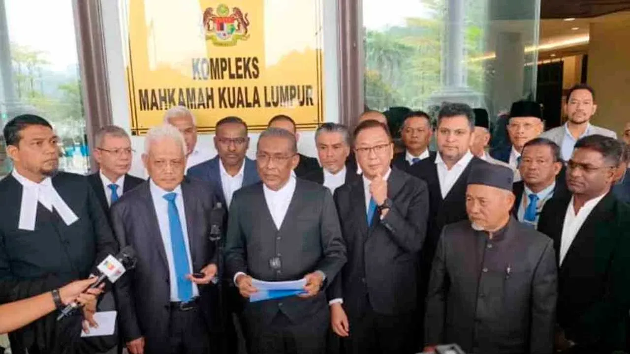 KUALA LUMPUR - Perikatan Nasional (PN) gagal mendapatkan perintah penangguhan sementara terhadap notis Jabatan Pendaftaran Pertubuhan Malaysia (RoS) yang menggantung semua kegiatan gabungan itu sehingga permohonan semakan kehakiman didengar dan diputuskan.
