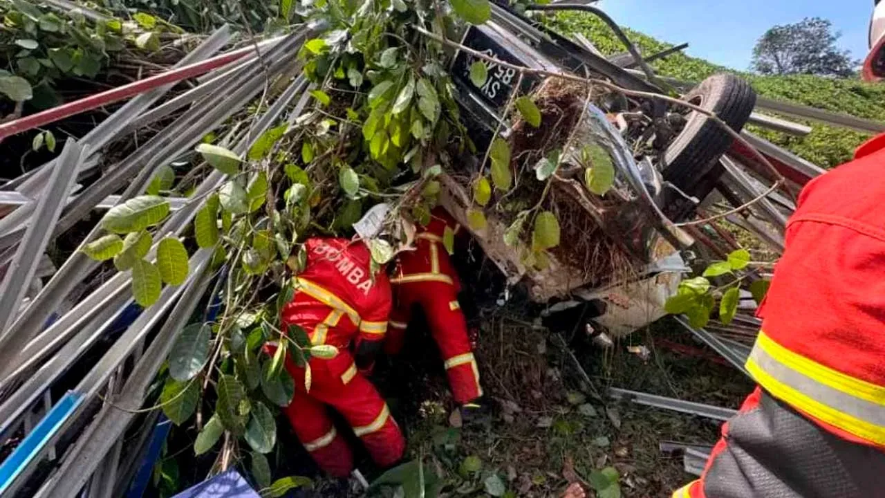 PAPAR - Seorang pemandu lori maut selepas tercampak keluar dari kenderaan dipandunya yang terbabas di Jalan Keningau-Kimanis di sini pada Khamis.