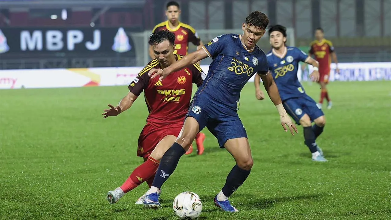 PETALING JAYA, 17 Okt -- Pemain Penang FC, Muhammad Haqimi Azim Rosli (kanan) mengawal bola dari pemain pasukan Selangor FC ketika beraksi pada perlawanan Liga Super di antara pasukan Selangor FC dan Penang FC di Stadium Majlis Bandaraya Petaling Jaya (MBPJ) malam ini.  Selangor FC mendahului dengan jaringan 1-0 pada separuh masa pertama.  --fotoBERNAMA (2026) HAK CIPTA TERPELIHARA