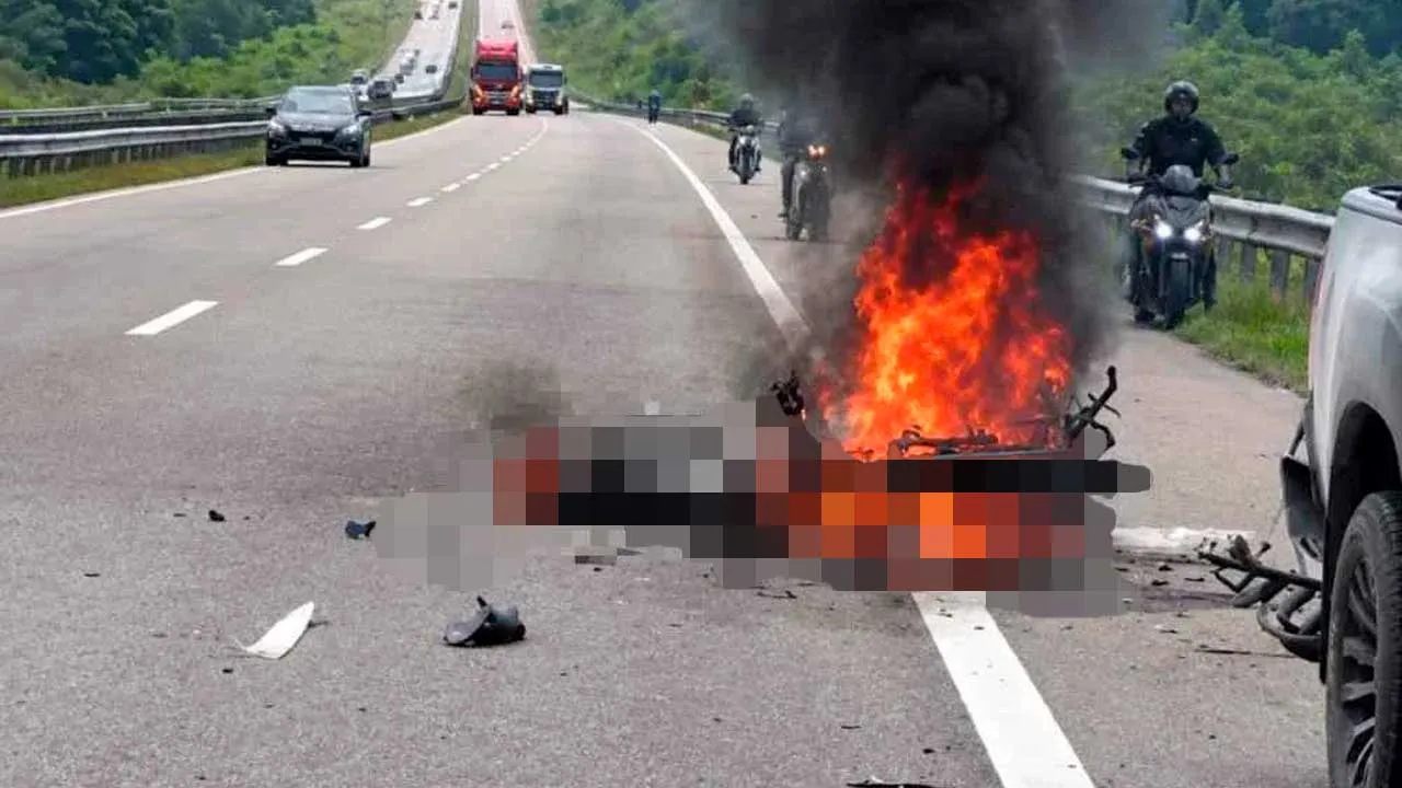Keadaan motosikal jenis Honda C100 yang musnah terbakar selepas terlibat dalam kemalangan ngeri di Kilometer 399.2 Lebuhraya Pantai Timur 2 (LPT2) arah Bukit Besi - Ajil pada Ahad.