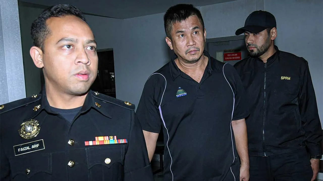 SHAH ALAM, 27 Okt -- Seorang ahli perniagaan mengaku tidak bersalah di Mahkamah Sesyen di sini hari ini atas pertuduhan memperdaya seorang lelaki sebanyak RM1.65 juta bagi pembelian sebuah dusun durian di Raub, Pahang sekitar Februari 2024.  Chan Huann Heng, 58, yang juga ketua pegawai eksekutif sebuah syarikat pengimport dan pengeksport sayur-sayuran membuat pengakuan itu selepas pertuduhan dibacakan terhadapnya.  -- fotoBERNAMA (2026) HAK CIPTA TERPELIHARA