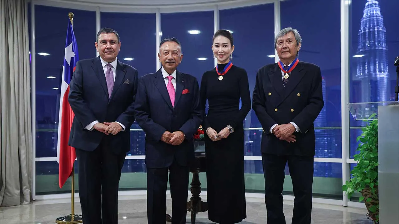 KUALA LUMPUR, Oct 7 - Ambassador of Chile to Malaysia Jaime Muñoz Sandoval (left) poses for a photo with Honorary Consul of Chile in Penang Datin Joelyn Teoh Lay Fung (second, right), businessman Liu Tai Shin (right) and Knight Grand Cross of the Order of Bernardo O'Higgins recipient Tunku Laksamana of Negeri Sembilan Datuk Seri Tunku Naquiyuddin ibni Almarhum Tuanku Ja'afar (second, left) at the Residence of the Embassy of Chile here tonight.  The Government of Chile on Wednesday conferred the Order of Ber