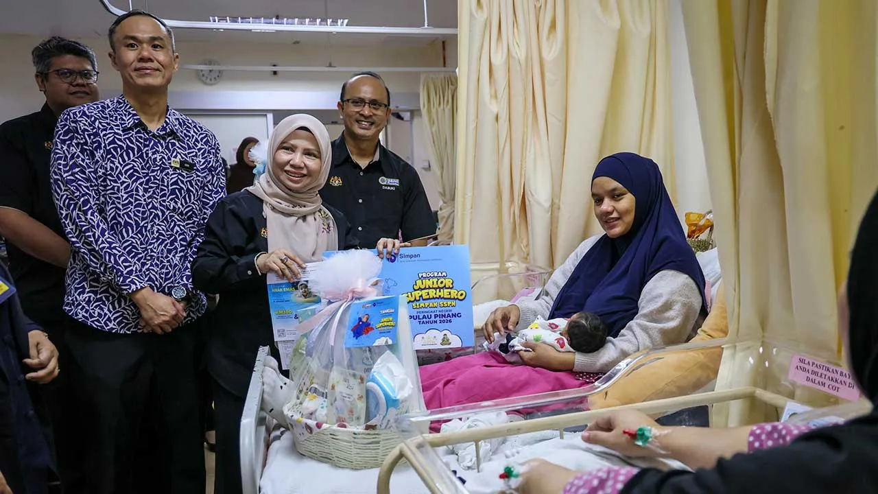 GEORGE TOWN, 27 Okt -- Pengerusi Perbadanan Tabung Pendidikan Tinggi Nasional (PTPTN) Datuk Seri Norliza Abdul Rahim (tiga, kiri) menyampaikan sumbangan dalam bentuk pembukaan atau penambahan akaun Simpan SSPN Prime berjumlah RM100 serta hamper barangan bayi bernilai RM100 kepada Nur Jahan Abu Bakar (kanan) sempena Program Junior Superhero Simpan SSPN 2026 anjuran PTPTN di Hospital Pulau Pinang (HPP) hari ini.  Turut hadir Ketua Eksekutif PTPTN Ahmad Dasuki Abdul Majid (empat, kiri) dan Pengarah HPP Dr Goh