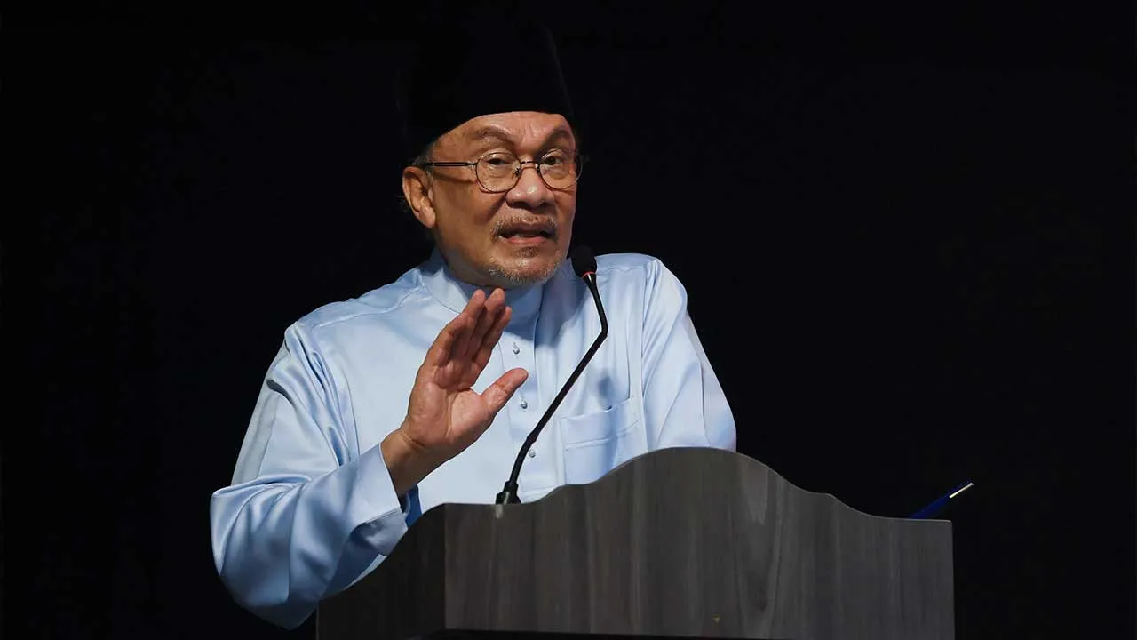 KOTA BHARU, 31 Okt -- Perdana Menteri Datuk Seri Anwar Ibrahim berucap pada Program Sebarkan Salam@Kota Bharu Berselawat di perkarangan Masjid Muhammadi, malam ini.  -- fotoBERNAMA (2026) HAK CIPTA TERPELIHARA