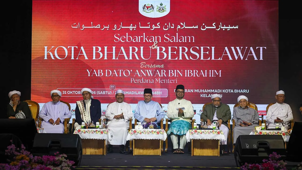 KOTA BHARU, 31 Okt -- Perdana Menteri Datuk Seri Anwar Ibrahim (tengah) ketika hadir pada Program Sebarkan Salam@Kota Bharu Berselawat di perkarangan Masjid Muhammadi, malam ini.  Turut hadir, Menteri di Jabatan Perdana Menteri (Hal Ehwal Agama) Dr Zulkifli Hasan (empat, kanan), Menteri Besar Kelantan Datuk Mohd Nassuruddin Daud (empat, kiri) dan Penasihat Kesatuan Pondok-Pondok Kelantan, Syeikh Wazir Che Awang Al-Makki (tiga, kiri)  --fotoBERNAMA (2026) HAK CIPTA TERPELIHARA