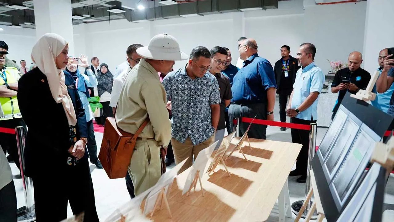 Petang ini, satu lagi sejarah tercipta apabila projek Muzium Setem Negeri Selangor di Seksyen 14, Shah Alam berjaya disiapkan. Jika dahulu muzium setem pernah beroperasi di Melaka sebelum ditutup, kini Selangor tampil dengan satu-satunya muzium khusus setem di Malaysia. Alhamdulillah, Jabatan Kerja Raya (JKR) Negeri Selangor telah menyerahkan projek ini kepada Perbadanan Adat Melayu dan Warisan Negeri Selangor (PADAT) untuk pengurusan selanjutnya. Walaupun kecil saiznya, setiap setem menyimpan kisah dan nil