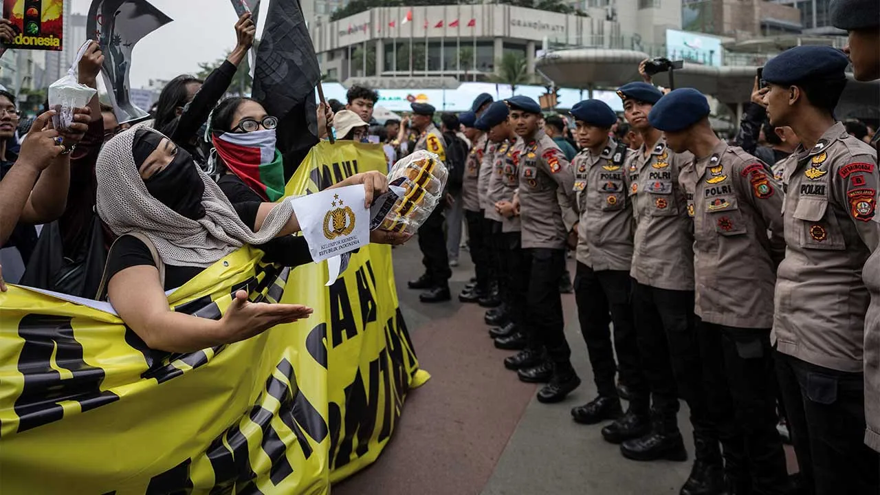 Activists holding placards and banners confront police officers during a protest against President Prabowo Subianto's policies, and his government's handling of forest fires, at the Hotel Indonesia roundabout in Jakarta, Indonesia, October 28, 2026. REUTERS/Willy Kurniawan