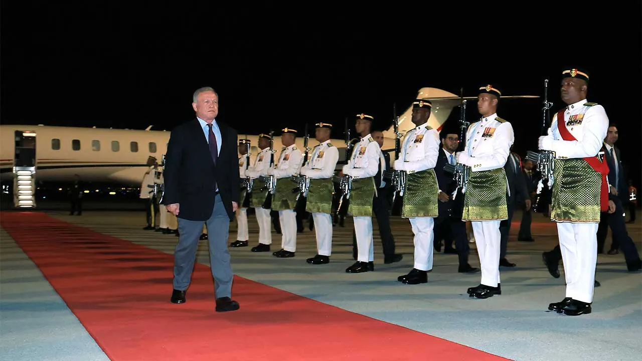 SEPANG, 11 Okt - Menteri di Jabatan Perdana Menteri (Hal Ehwal Agama) Dr Zulkifli Hasan menyambut ketibaan Raja Jordan, Raja Abdullah II di Kompleks Bunga Raya, Lapangan Terbang Antarabangsa Kuala Lumpur (KLIA) hari ini sempena lawatan negara dua hari atas jemputan Yang di-Pertuan Agong Sultan Ibrahim.  Pesawat khas yang membawa Raja Abdullah II dan delegasi baginda mendarat pada 11.13 malam.  Sebaik selesai istiadat sambutan, Raja Abdullah II memeriksa kawalan kehormatan yang terdiri daripada 28 pegawai da