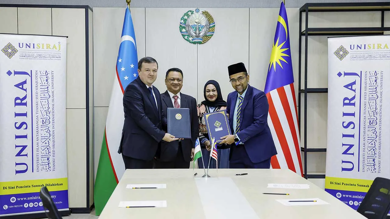 SAMARKAND, 7 Okt - Raja Muda Perlis Tuanku Syed Faizuddin Putra Jamalullail berkenan menyaksikan Majlis Menandatangani Memorandum Persafahaman (MoU) antara Naib Canselor Universiti Islam Antarabangsa Tuanku Syed Sirajuddin (UniSIRAJ) Prof Dr Muhamad Rozaimi Ramle (kanan) dengan First Vice-Rector for Administrative Affairs di Silk Road International University of Tourism and Cultural Heritage, Prof Dilmurod Nasimov hari ini.  Turut berangkat Raja Puan Muda Perlis Tuanku Dr Hajah Lailatul Shahreen Akashah Kha