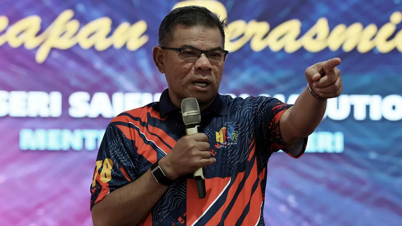 KULAI, 24 Okt -- Menteri Dalam Negeri Datuk Seri Saifuddin Nasution Ismail berucap pada Majlis Sambutan Hari Pendaftaran Negara (HPN) Ke-78 serta Peluncuran Kampung dan Sekolah Angkat MADANI di Balai Raya, Kampung Melayu Sedenak, hari ini.  --fotoBERNAMA (2026) HAK CIPTA TERPELIHARA