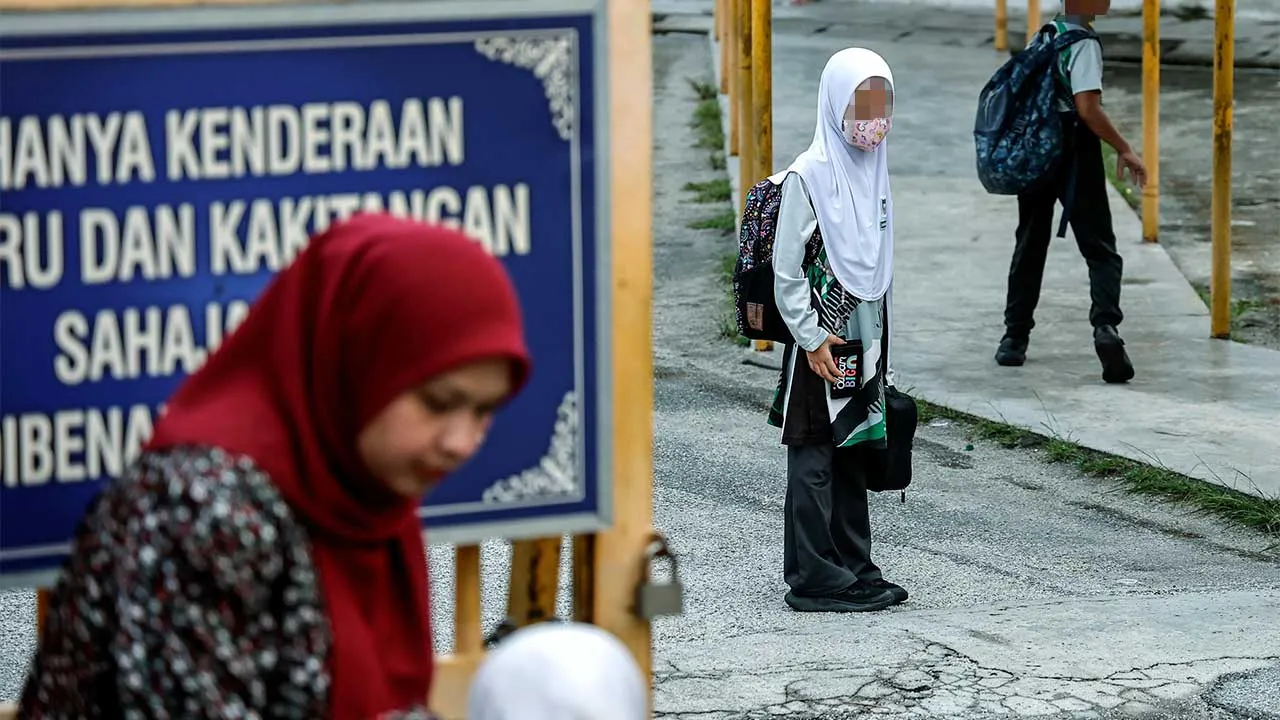 SHAH ALAM, 15 Okt -- Murid-murid Sekolah Rendah Agama Seksyen 3 memakai pelitup muka sebelum memasuki kawasan sekolah yang dibuka semula hari ini.  Jabatan Pendidikan Negeri (JPN) memaklumkan bahawa pengoperasian sekolah di negeri itu akan mengutamakan keselamatan, kesihatan dan kesejahteraan murid serta warga sekolah.  -- fotoBERNAMA (2026) HAK CIPTA TERPELIHARA