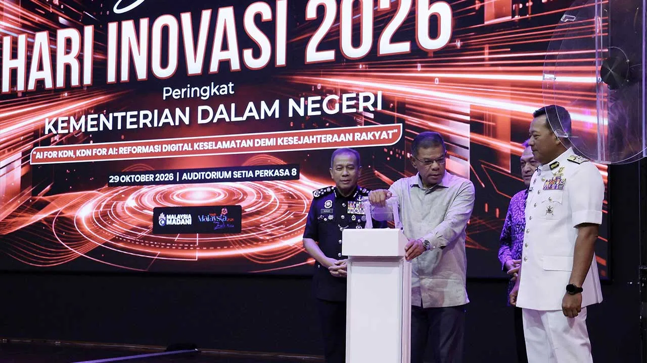 PUTRAJAYA, 29 Okt -- Menteri Dalam Negeri Datuk Seri Saifuddin Nasution Ismail (dua,kiri) melakukan gimik perasmian Sambutan Hari Inovasi 2026 pada Majlis Perhimpunan Bulanan Kementerian Dalam Negeri (KDN) Bagi Bulan Oktober 2026 di Auditorium Kompleks Setia Perkasa hari ini.  Turut kelihatan Ketua Setiausaha Kementerian Dalam Negeri Datuk Dr Awang Alik Jeman (dua,kanan) Ketua Polis Negara Tan Sri Mohd Khalid Ismail (kiri) dan Ketua Pengarah Agensi Penguatkuasaan Maritim Malaysia (Maritim Malaysia) Laksaman