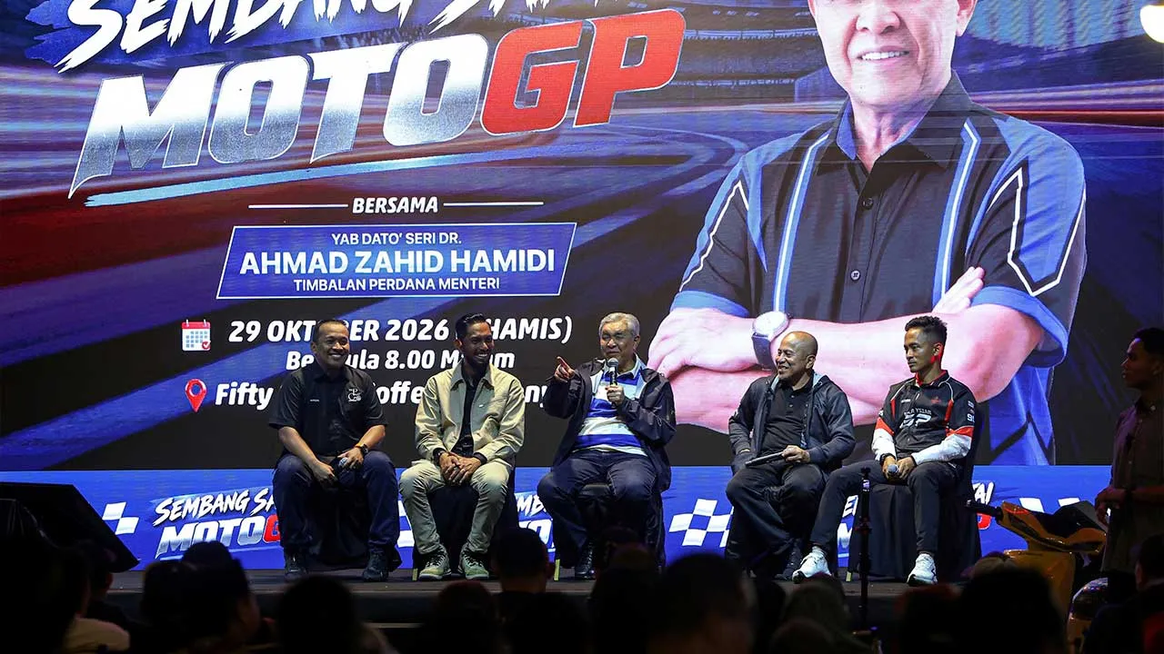 BANGI, 29 Okt -- Timbalan Perdana Menteri Datuk Seri Dr Ahmad Zahid Hamidi (tengah) ketika menghadiri program Sembang Santai MotoGP di Fifty Seven Coffee, Semenyih hari ini.  Turut kelihatan, bekas pelumba Wazi Abdul Hamid, Zulfahmi Khairuddin dan Azlan Shah Kamaruzaman.  Sesi Sembang Santai MotoGP anjuran AZH Club menghimpunkan lebih 3,000 peminat sukan permotoran.  -- fotoBERNAMA (2026) HAK CIPTA TERPELIHARA