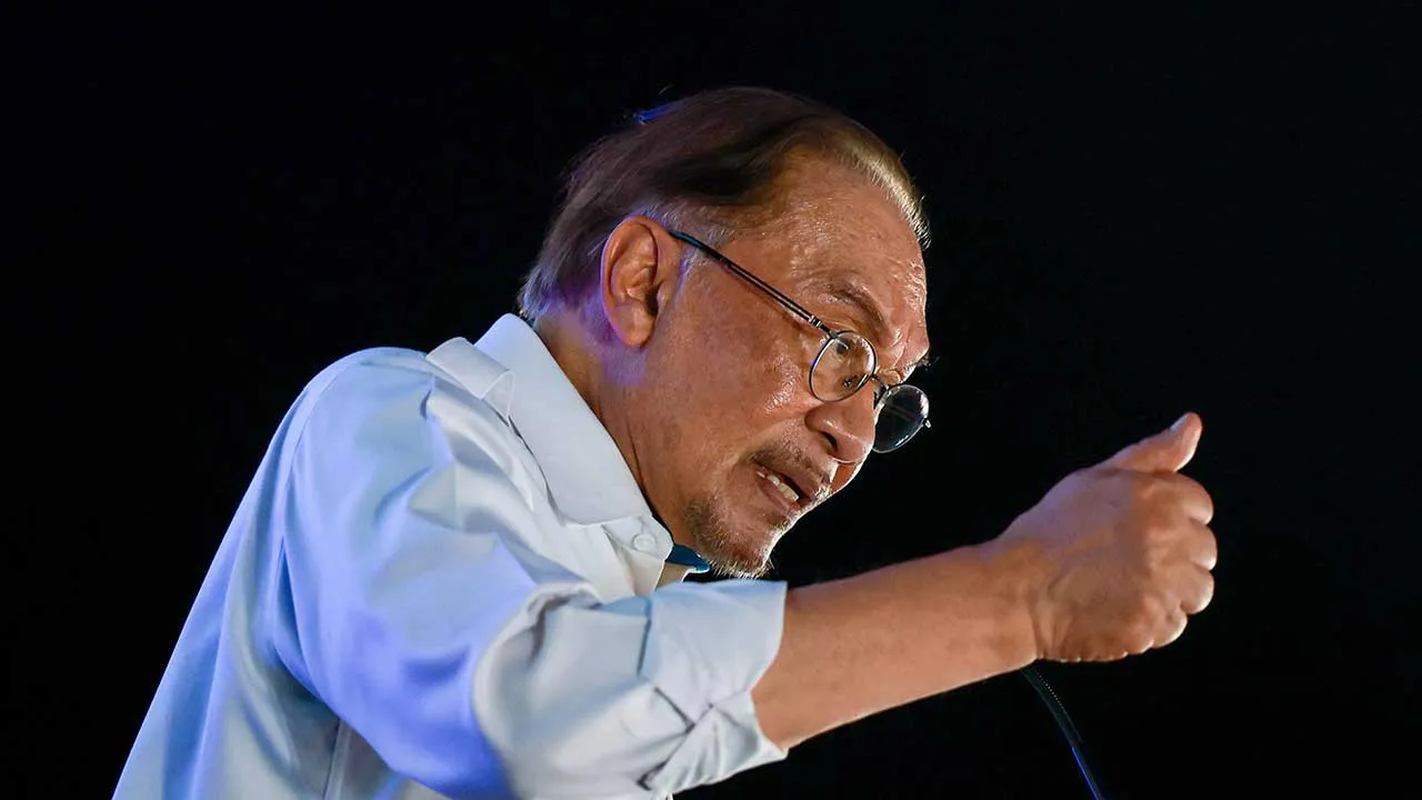 MELAKA, 24 Okt " Perdana Menteri Datuk Seri Anwar Ibrahim berucap pada program Sentuhan Kasih MADANI dan Peluncuran Pelan Tindakan Sara Hidup Negara 2030 (NCLAP2030) di Stadium Hang Jebat hari ini.  --fotoBERNAMA (2026) HAK CIPTA TERPELIHARA