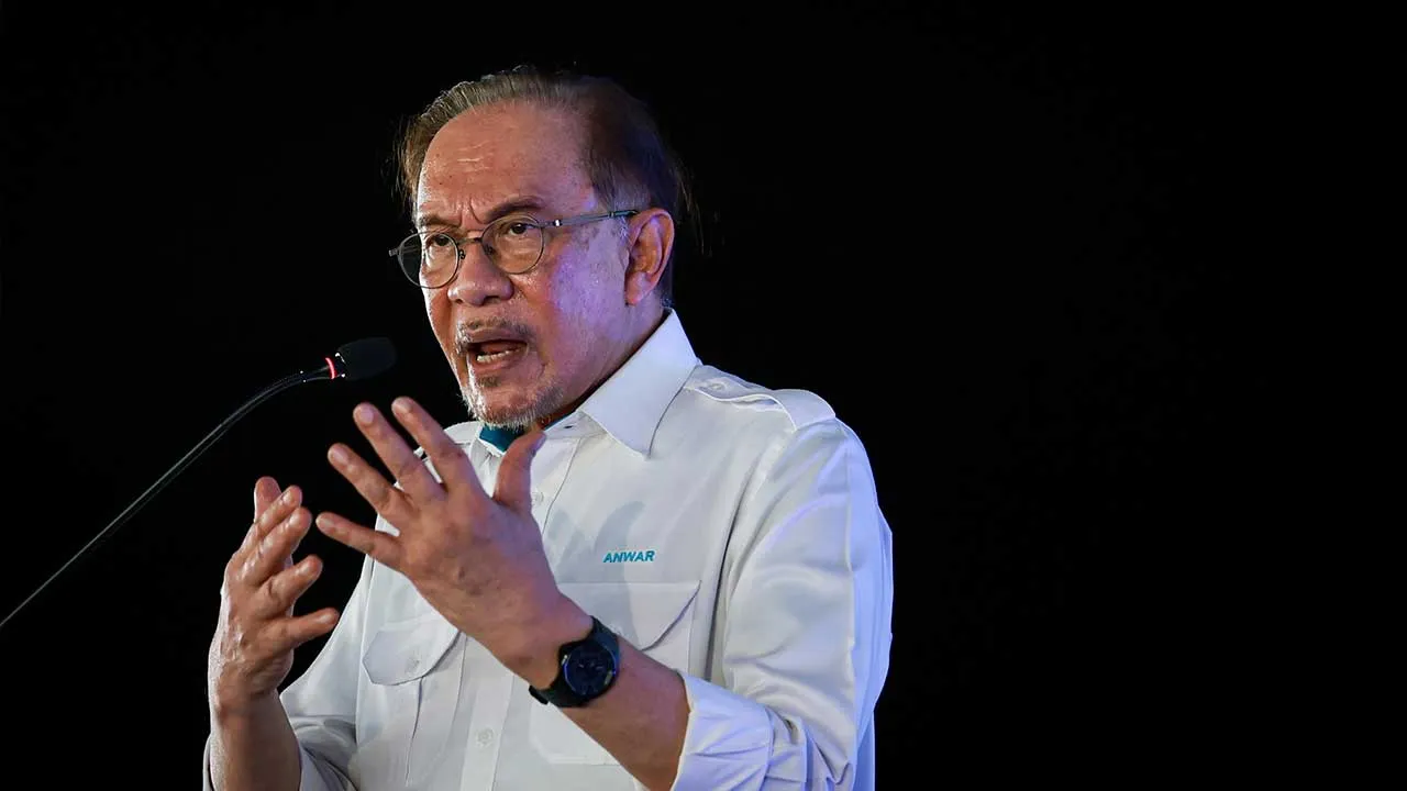 MELAKA, 24 Okt " Perdana Menteri Datuk Seri Anwar Ibrahim berucap pada program Sentuhan Kasih MADANI dan Peluncuran Pelan Tindakan Sara Hidup Negara 2030 (NCLAP2030) di Stadium Hang Jebat hari ini.  --fotoBERNAMA (2026) HAK CIPTA TERPELIHARA