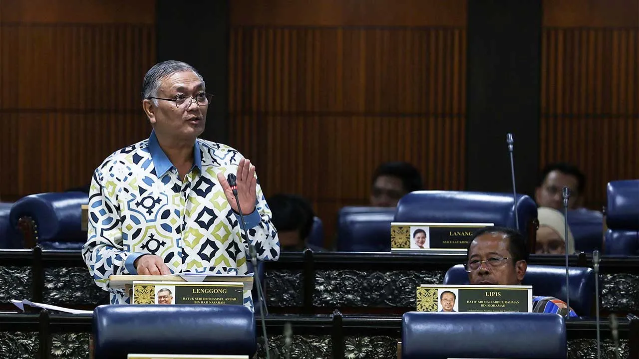 KUALA LUMPUR, 15 Okt -- Timbalan Menteri Dalam Negeri Datuk Seri Dr Shamsul Anuar Nasarah pada sesi soal jawab di Dewan Rakyat hari ini.  -- fotoBERNAMA (2026) HAK CIPTA TERPELIHARA