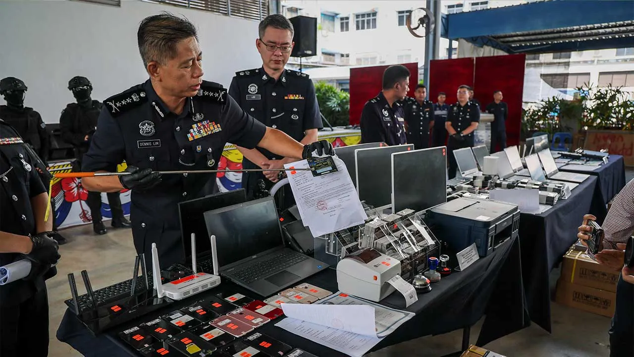 GEORGE TOWN, 1 Okt - Ketua Polis Pulau Pinang Datuk Dennis Lim Kwang Keng menunjukkan pelbagai jenis barang berkaitan sindiket penipuan dalam talian yang dirampas dalam beberapa serbuan bulan lepas ketika mengadakan sidang media di Ibu Pejabat Polis Kontinjen Negeri hari ini. - fotoBERNAMA (2026) HAK CIPTA TERPELIHARA